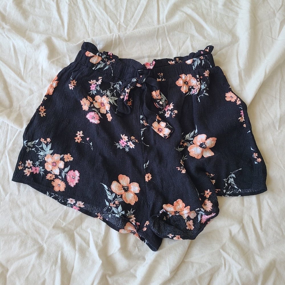 BLACK SHORTS FLOWY, FLORAL, AND COMFORTABLE H&M